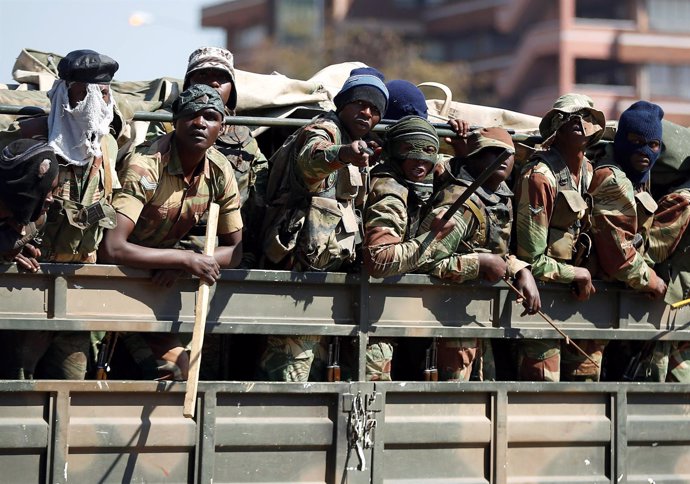 Militares zimbabuenses en Harare