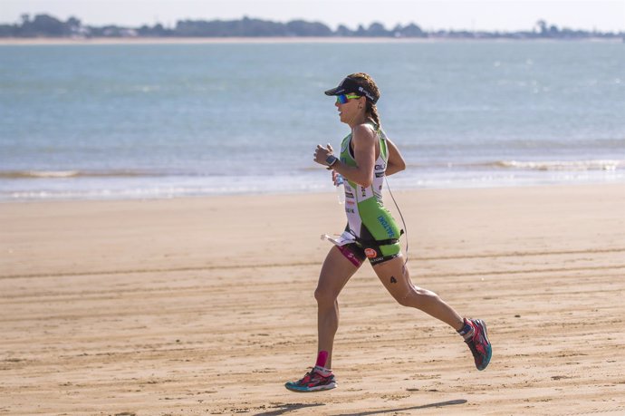 La triatleta Alba Regullo participando en el Desafío Doñana
