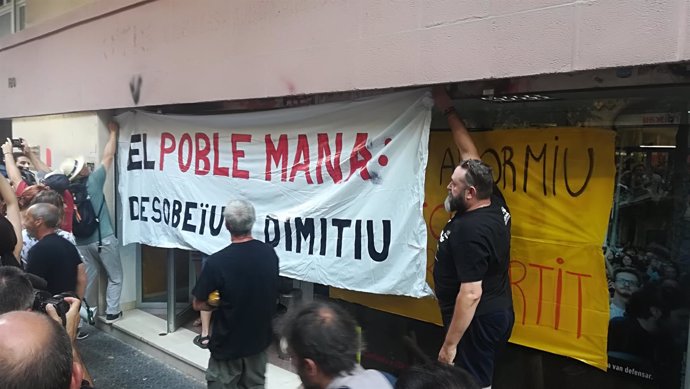 Concentrados durante la manifestación CDR cuelgan una pancarta