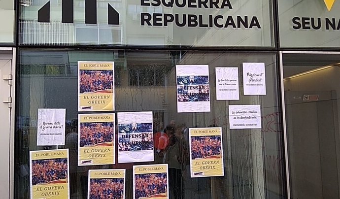 Miembros de los CDR protestan ante la sede de ERC y exigen desobediencia