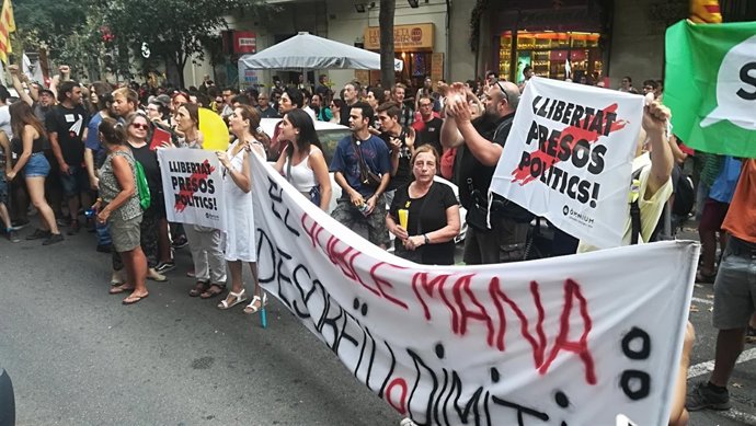Miembros de los CDR protestan ante la sede del PDeCAT