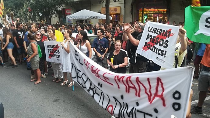 Membres dels CDR protesten davant la seu del PDeCAT