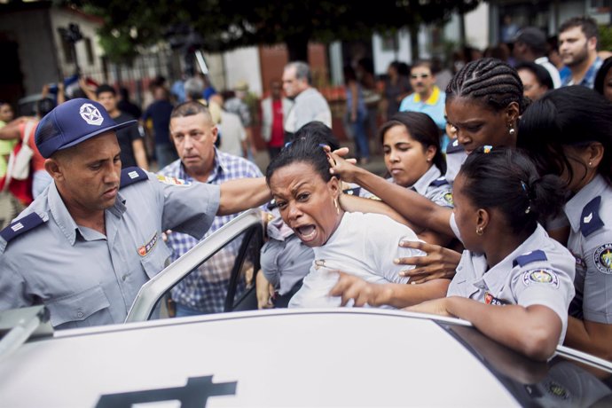 La policía cubana detiene a una de las componentes del grupo Damas de Blanco