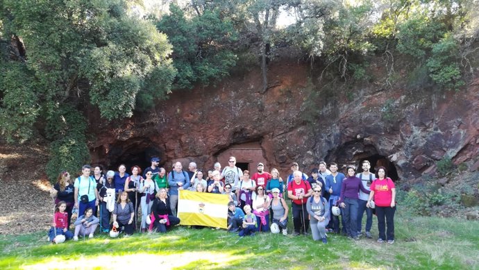 Grupo de participantes de Almensilla visitando El Pedroso