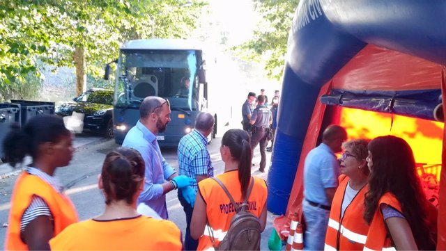 Inmigrantes trasladados en autobús hacia el CATE de Algeciras
