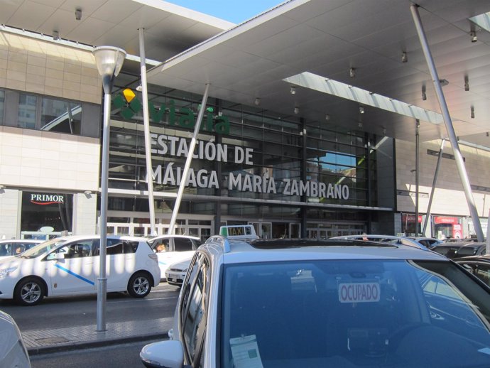 Taxis saliendo de la Estación Maria Zambrano de Málaga.