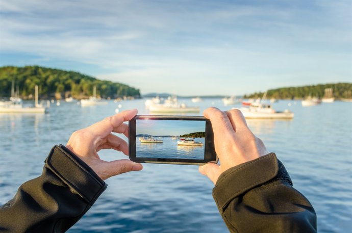 Una persona hace una foto con su smartphone