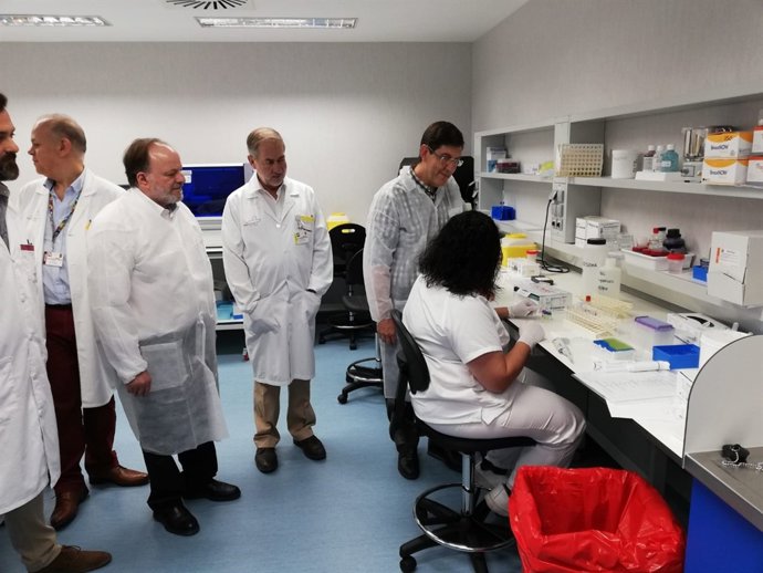 Consejero de Salud visita el laboratorio de vectores de la Arrixaca