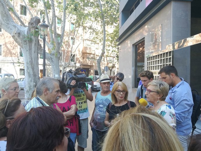 La consellera de Sanitat amb afectats d'iDental