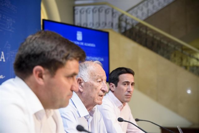 Amat durante la firma del convencio de cesión