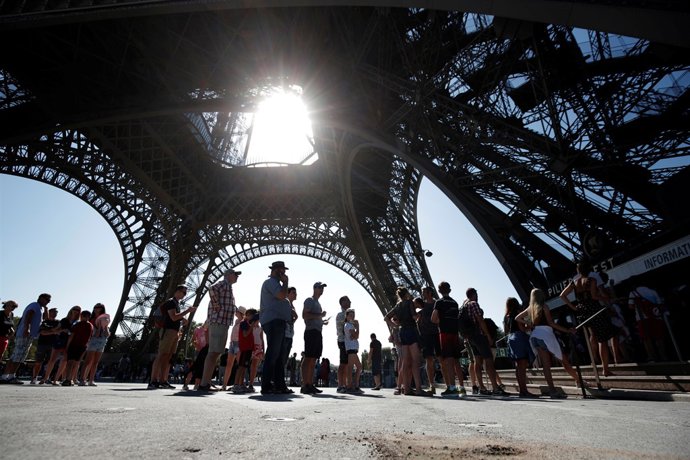 Colas para subir a la Torre Eiffel de París