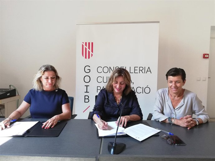 Consellera de Cultura, Fanny Tur y presidenta de Fundatur, MªJosé Hidalgo