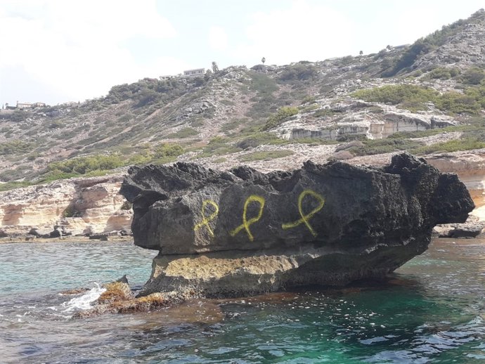 Lazos amarillos en las rocas