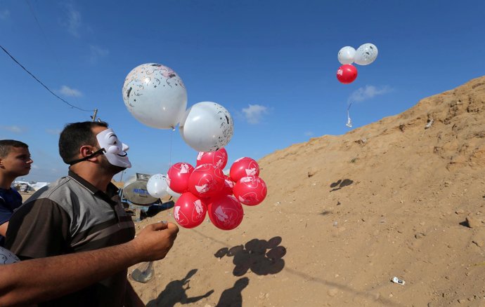Globos incendiarios lanzados desde la Franja de Gaza