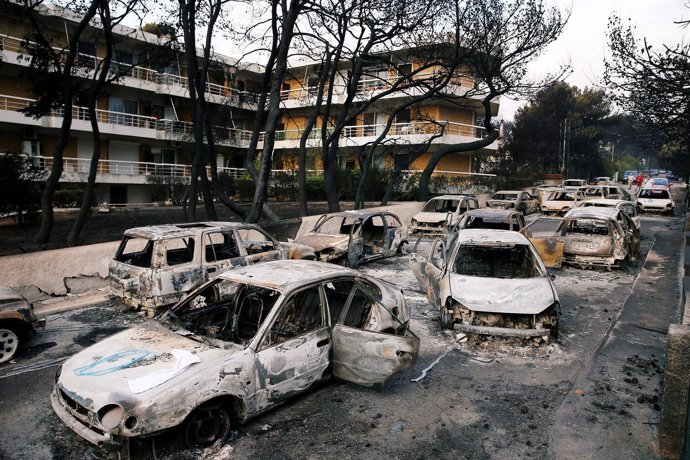 Coches quemado tras un incendio en Mati, cerca de Atenas, Grecia