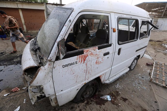 Destrozos tras un ataque cerca del hospital de Al Thawra en Hodeida (Yemen)