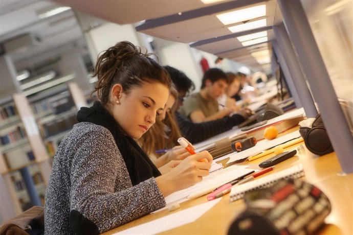 Estudiantes de la UPNA en la Biblioteca del campus de Arrosadia