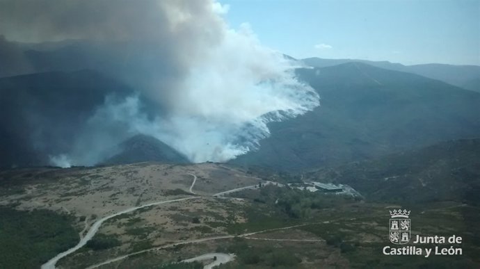 Imagen de archivo del incendio que afectó al entorno de Villarino, en León