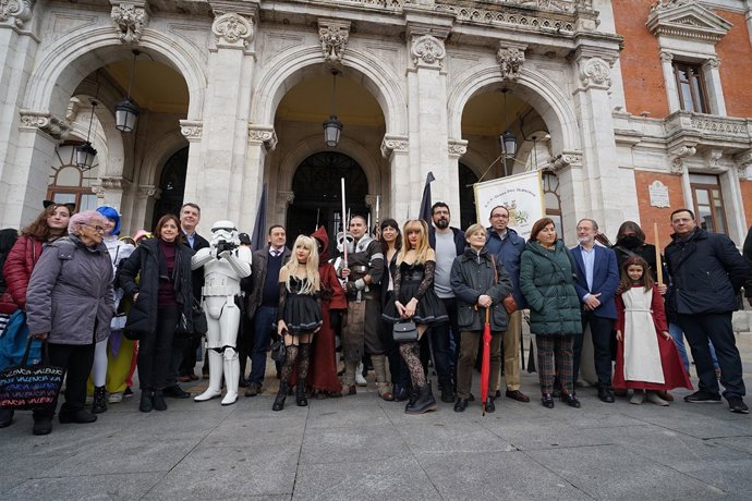 Participantes del desfile Cosplay en el Ayuntamiento de Valladolid         