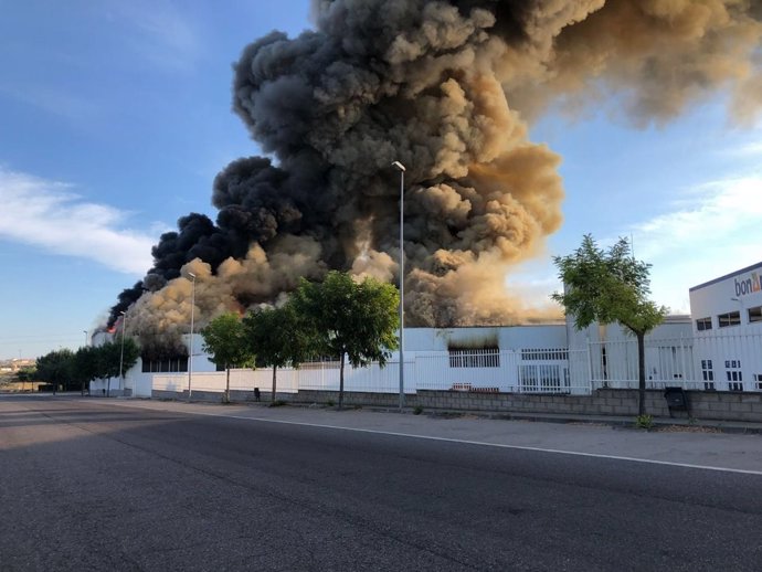 Incendio en una nave industrial de Guissona, en Lleida 