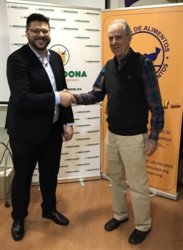 Director de Relaciones Externas de Mercadona en Las Palmas, Arcadio Peñate (izq)