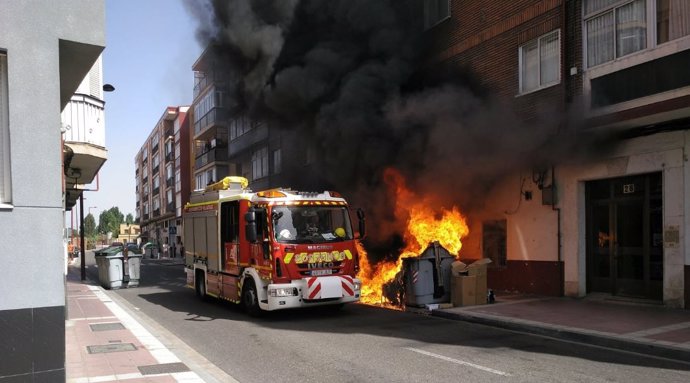 Valladolid.- Dotación de bomberos apagando un incendio de tres contenedores