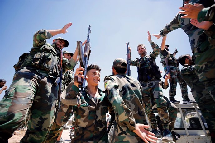 Militares sirios celebran en Quneitra