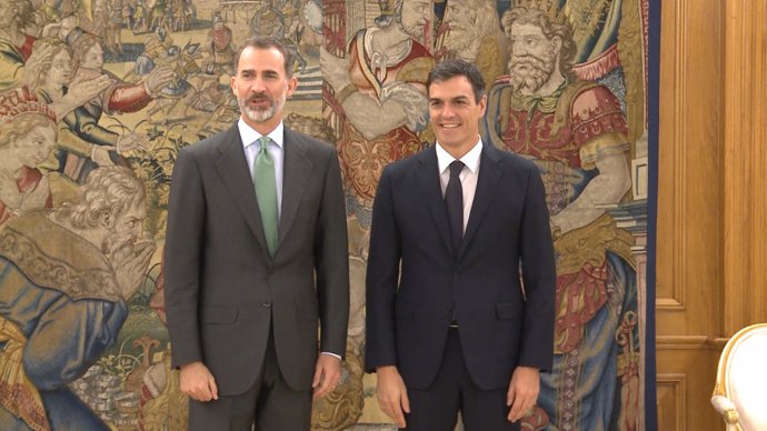 El Rey Felipe junto al presidente del Gobierno, Pedro Sánchez