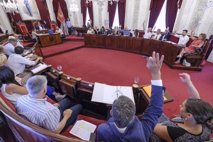 Pleno en el Ayuntamiento de Cádiz