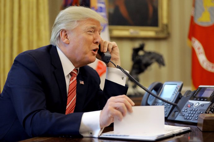 El presidente de Estados Unidos, Donald Trump, hablando por teléfono