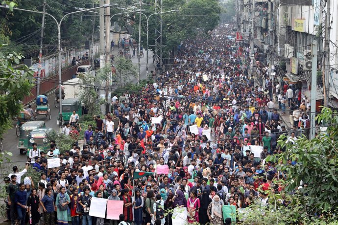 Manifestación por el atropello de dos adolescentes en Dacca (Bangladesh)