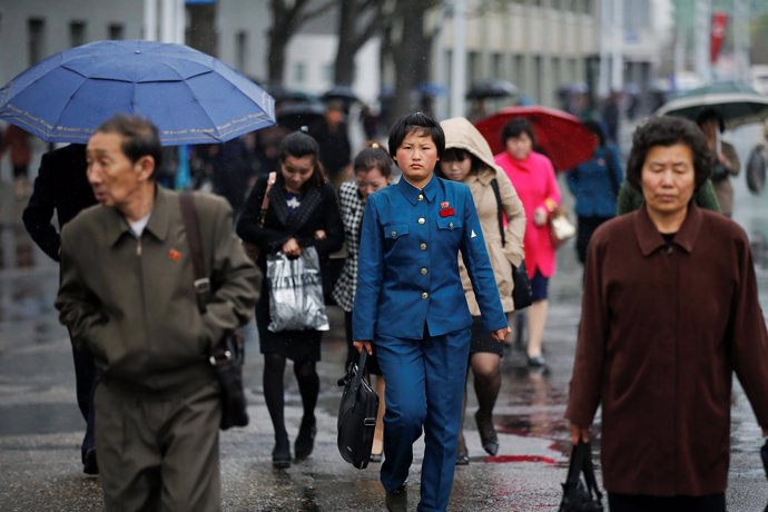 Varios norcoreanos en las calles de Pyongyang