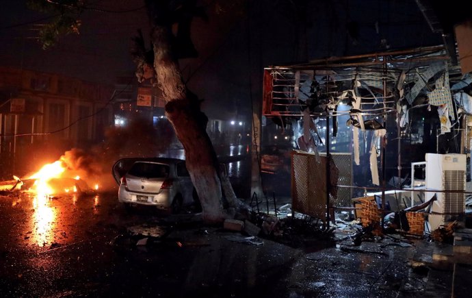 Coche ardiendo tras un atentado en Mogadiscio, Somalia