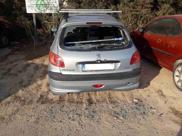Daños a un vehículo estacionado causados por un turista ebrio en Sant Josep