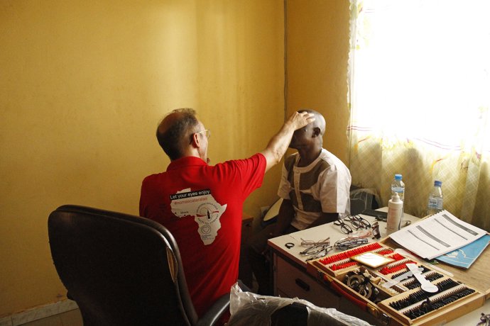 Optico revisando la vista en Guinea Conarky m