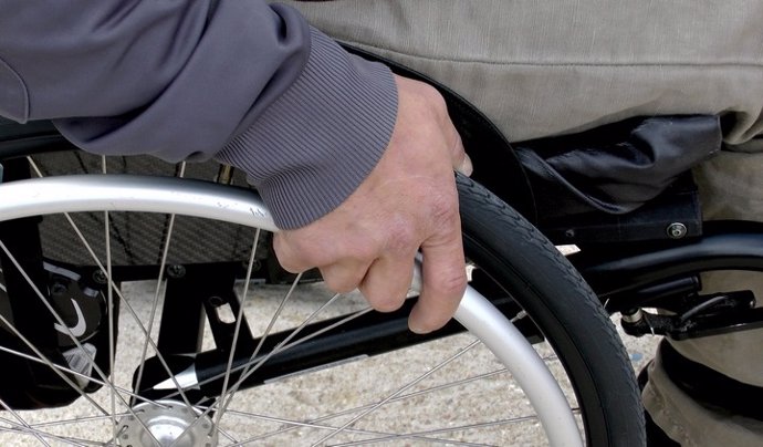 Silla de ruedas, señor mayor, discapacitado físico