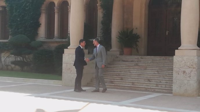 Pedro Sánchez saluda al Rey Felipe VI al llegar al Palacio de Marivent