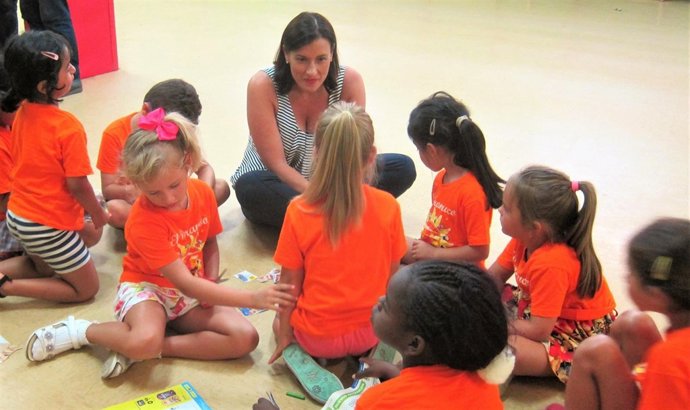 La alcaldesa de Santander, Gema Igual, con participantes de 'El Veranuco'