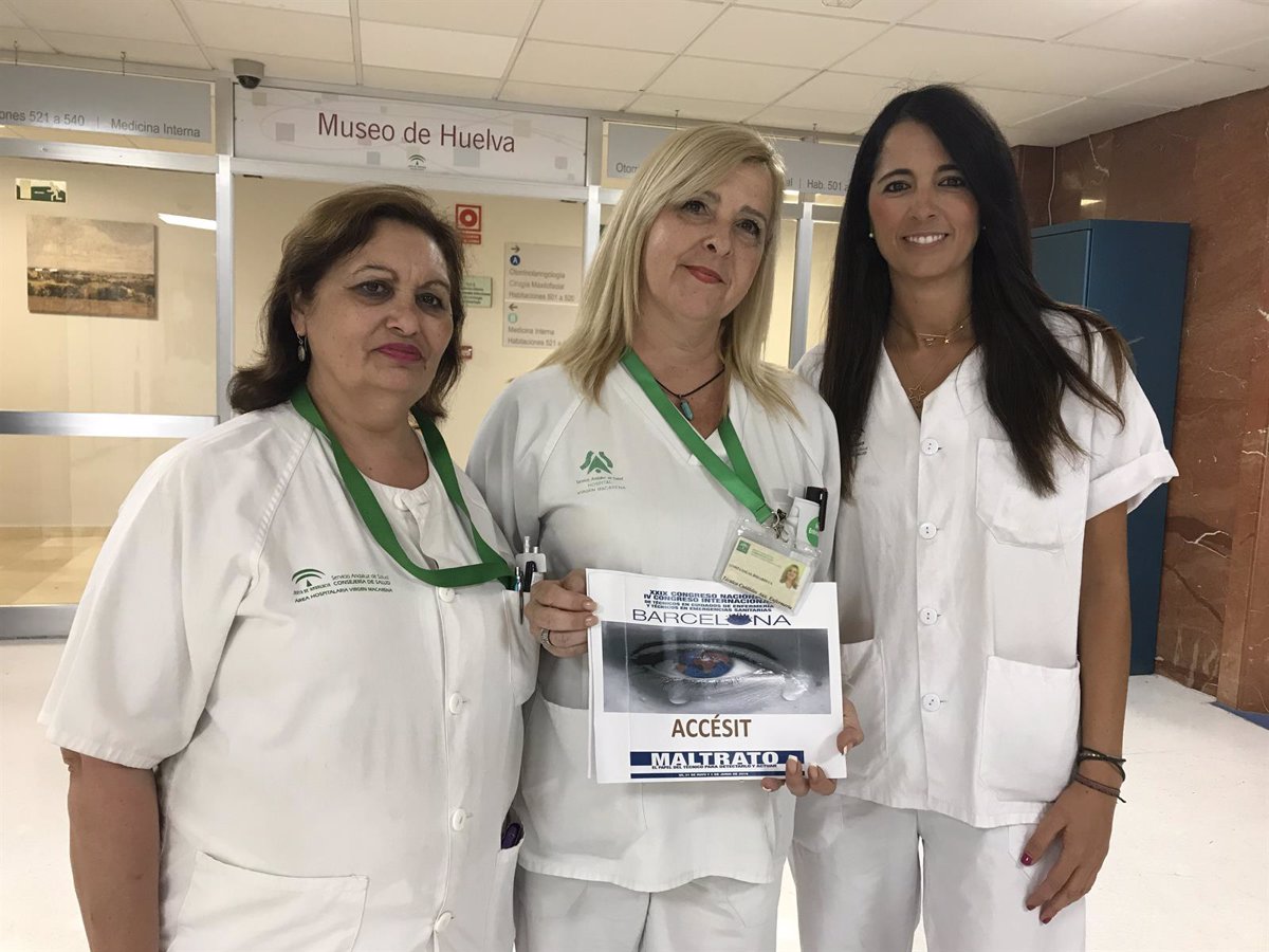 Técnicas en cuidados auxiliares del Hospital Macarena de Sevilla son premiadas por su estudio maltrato de