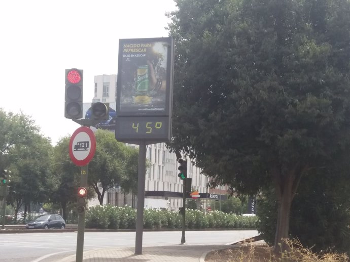 Un termómetro marca 45 grados en Sevilla