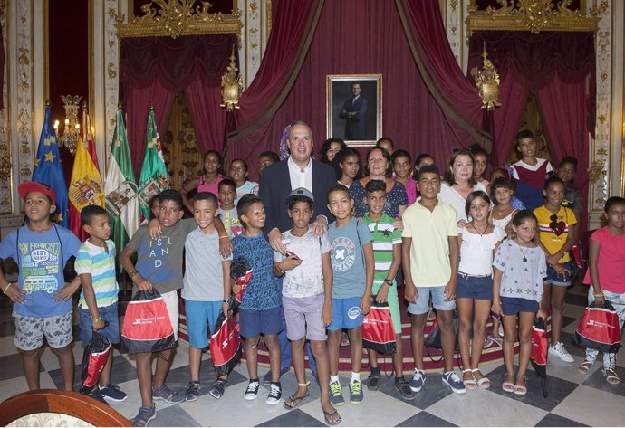 Visita de niños saharuis a la Diputación de Cádiz