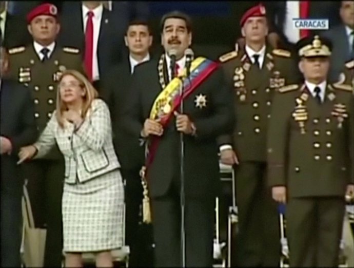Momento en el que drones explosivos revientan un acto militar de Nicolás Maduro