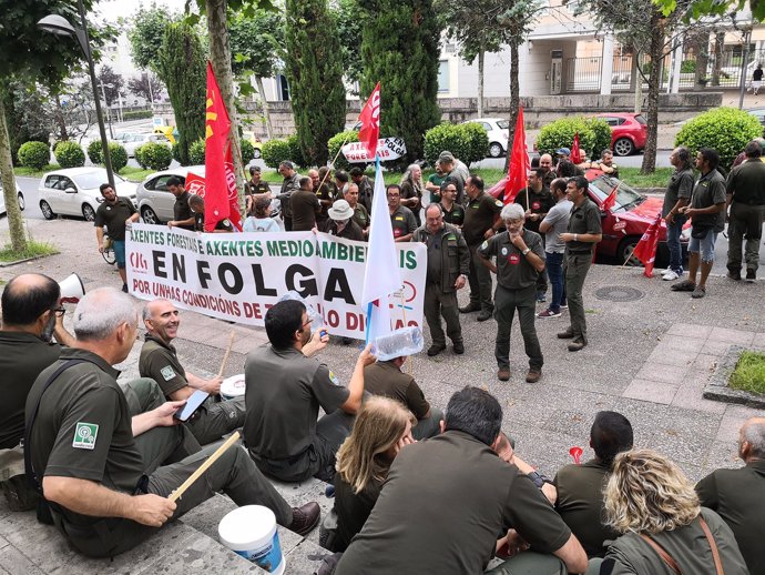 Protesta de agentes forestales y medioambientales ante la EGAP