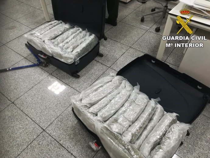 Las dos maletas con droga en el aeropuerto