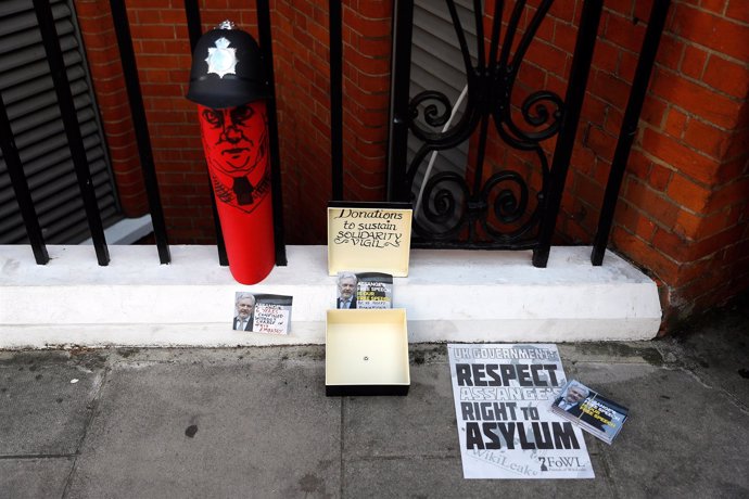 Homenaje a Julian Assange junto a la Embajada de Ecuador en Londres