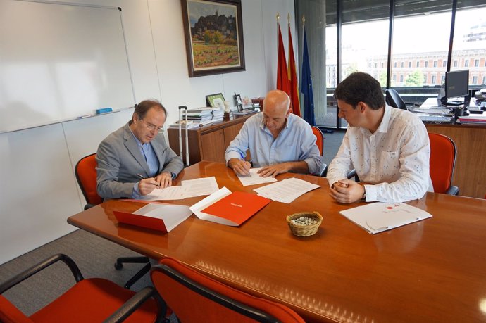 Luis Gabilondo firma el convenio con representantes de ADACEN
