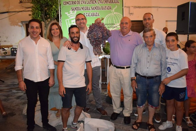 El alcalde de los Palacios con el ganador del racimo de uva más grande del mundo