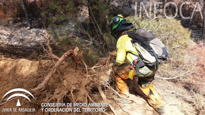 Bombero en el incendio de Almonaster La Real (Huelva).