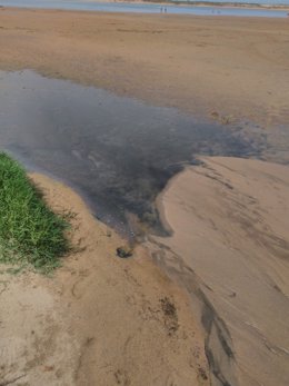 Vertido en la playa de Usil en Mogro (Miengo)
