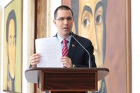 Arreaza critica a la prensa por "subestimar" el ataque contra Maduro